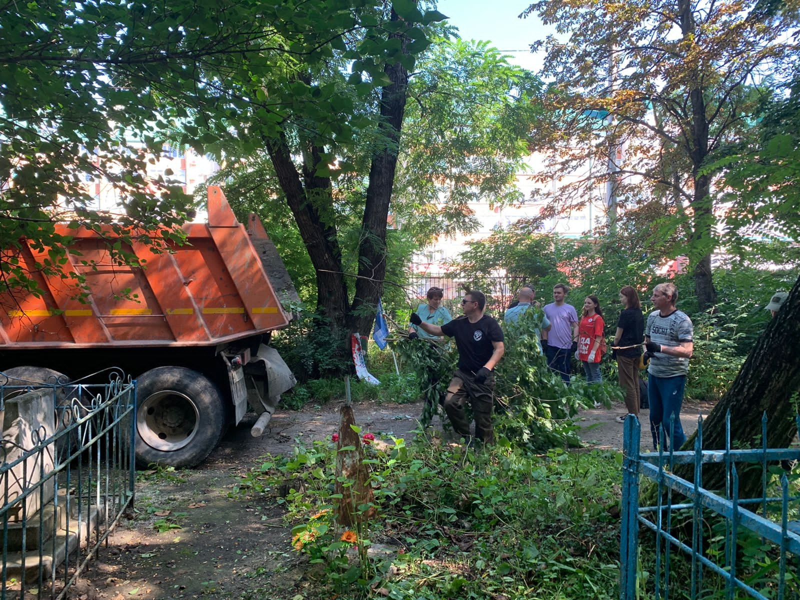 С Даниловского кладбища в Ставрополе вывезли около 40 тонн мусора